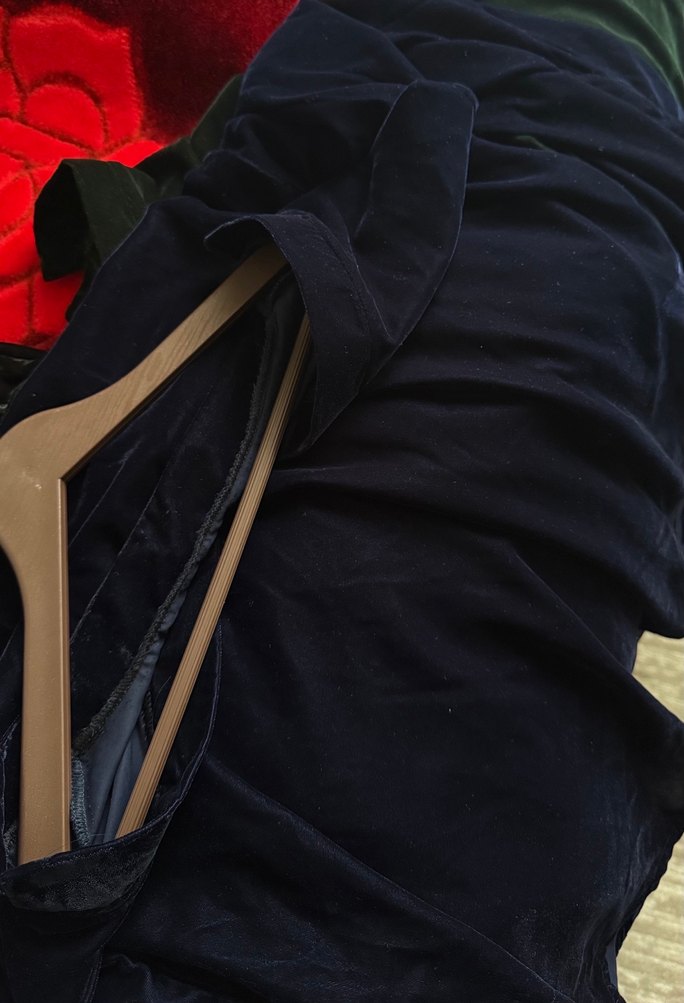 Siyah V Yaka Uzun Kollu Salaş Bluz kadife ince parlak kumaş - Görsel 3