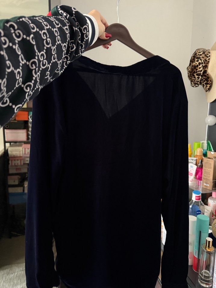 Siyah V Yaka Uzun Kollu Salaş Bluz kadife ince parlak kumaş - Görsel 2