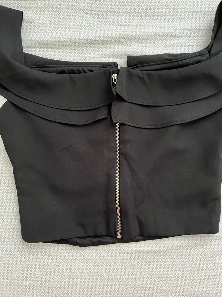 Kadın Siyah Mini Fırfırlı Kayık Yaka crop Bluz - Görsel 2