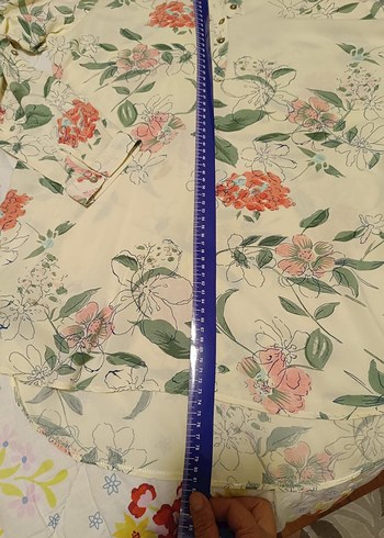 Bej Çiçek Desenli V Yaka Kadın Gömlek - Görsel 5