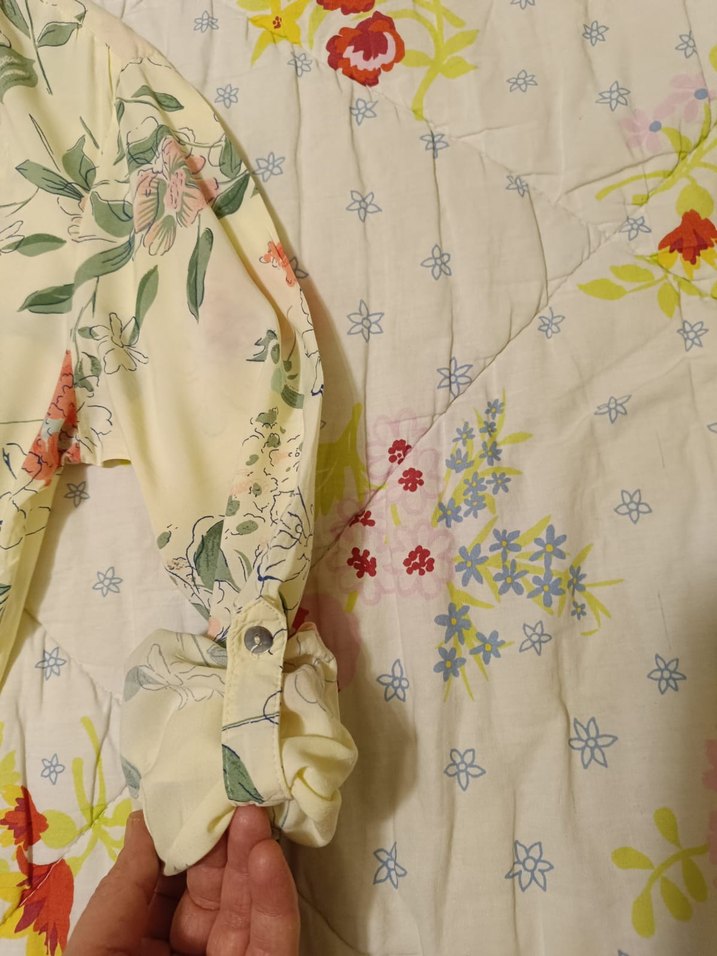 Bej Çiçek Desenli V Yaka Kadın Gömlek - Görsel 3