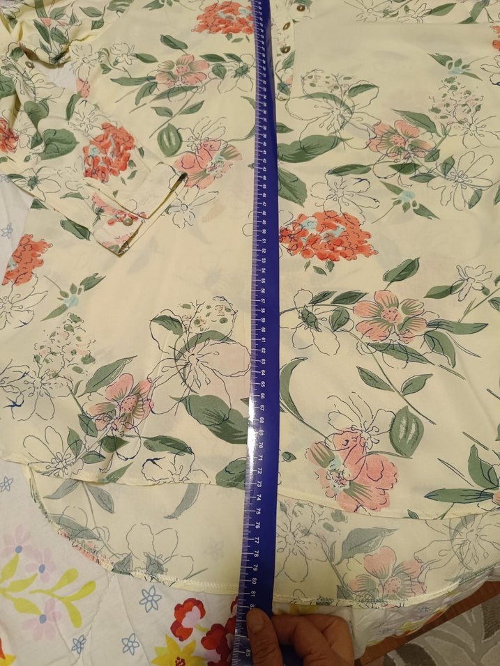 Bej Çiçek Desenli V Yaka Kadın Gömlek - Görsel 5