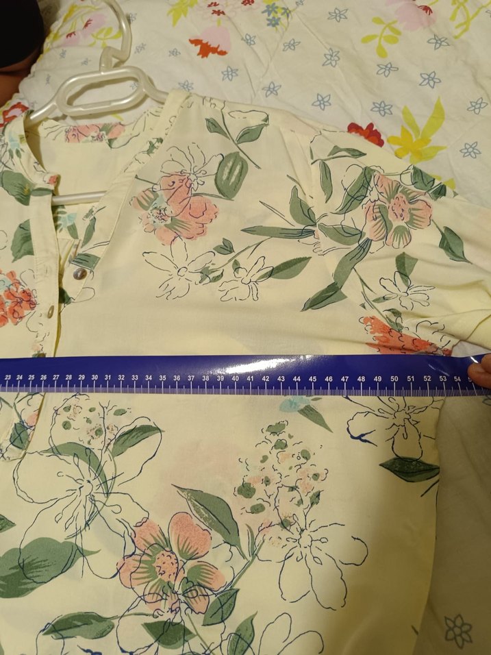 Bej Çiçek Desenli V Yaka Kadın Gömlek - Görsel 4