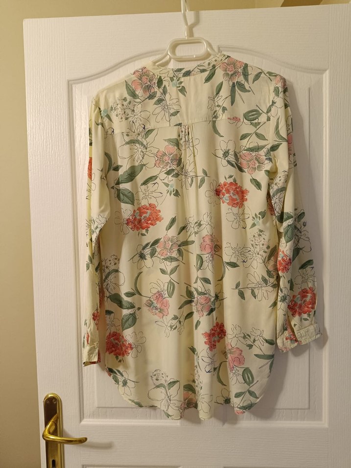 Bej Çiçek Desenli V Yaka Kadın Gömlek - Görsel 2