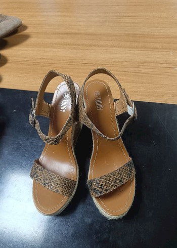 Kahverengi Yılan Desenli Dolgu Topuklu Kadın Sandalet