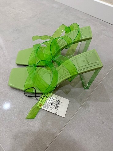 Bershka topuklu yeşil sandalet