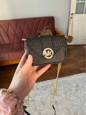Siyah çanta kahverengi yazılı mini mk