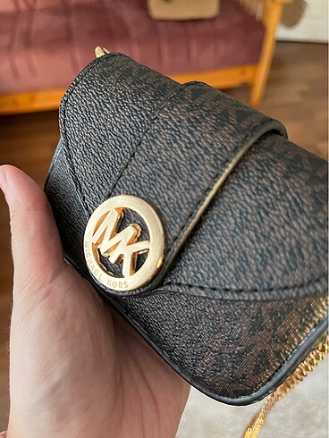 Michael Kors Siyah çanta kahverengi yazılı mini mk