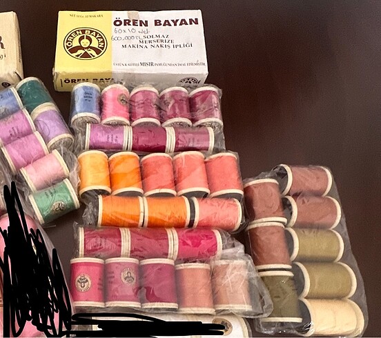 Makine nakış ipliği ören bayan coron