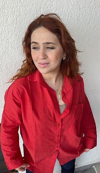 Kırmızı keten gömlek