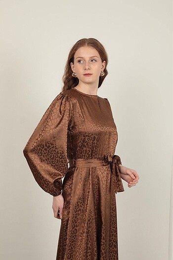 Jakarlı leopar elbise