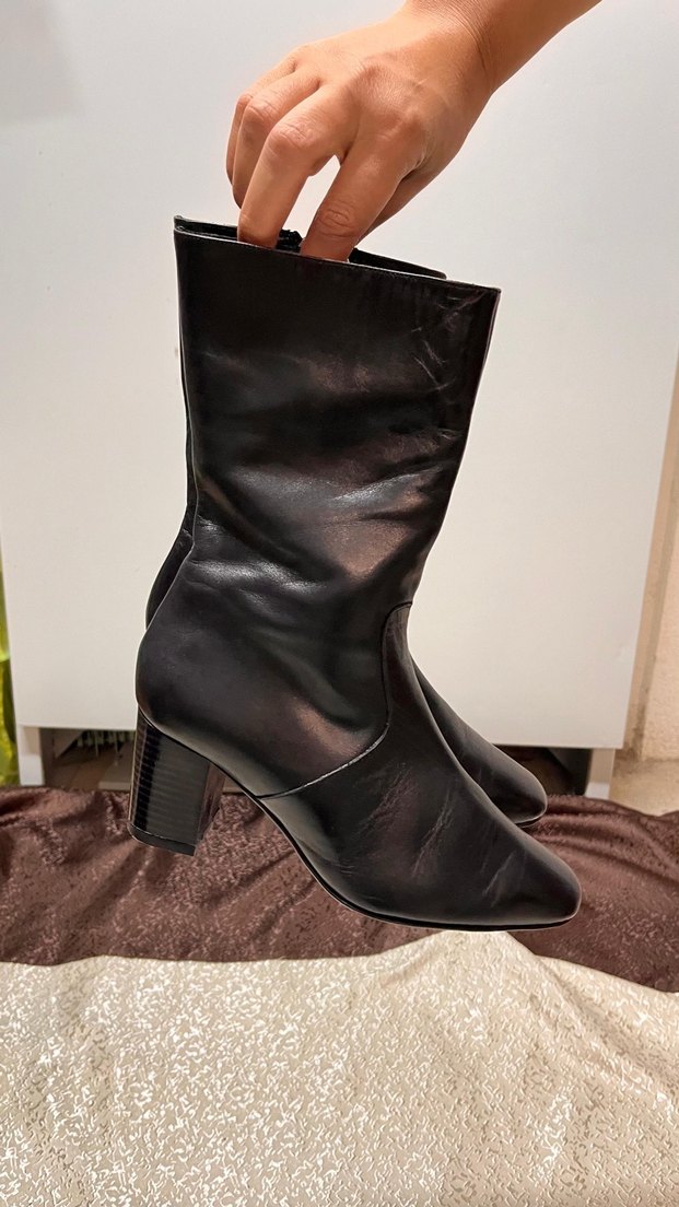 Siyah  Deri  Kadın Bot - Görsel 1
