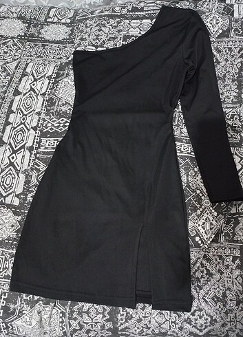 Siyah yırtmaçlı tek kol mini elbise