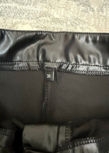 Siyah Deri Kemerli Mini Şort - Görsel 2