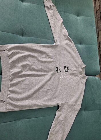 Gri pandalı ve yırtmaçlı swetshirt 