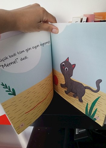  Beden Emmeyi Çok Seven Küçük Kedi - Çocuk Kitabı