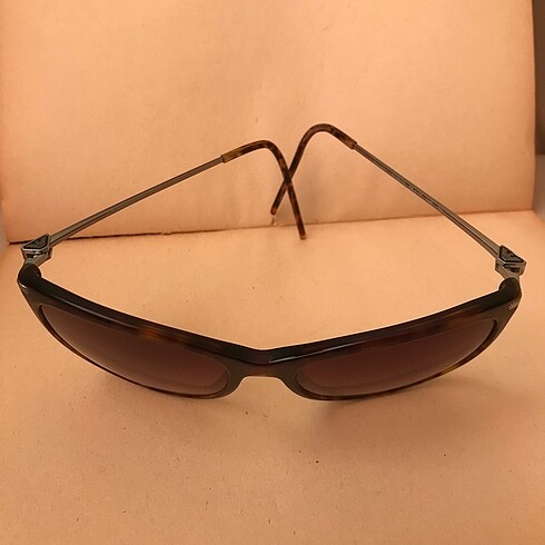 Beden Emporio Armani güneş gözlüğü .2. El kullanılmış ürün kullanım iz