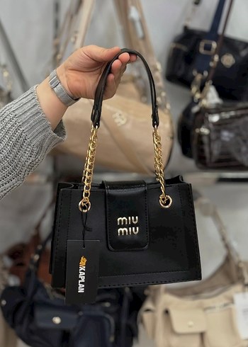 Zincir Detaylı Parlak Siyah Deri Kadın Çanta miu miu