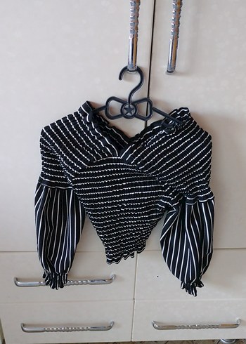 Çizgili Pilili Siyah Straplez Bluz