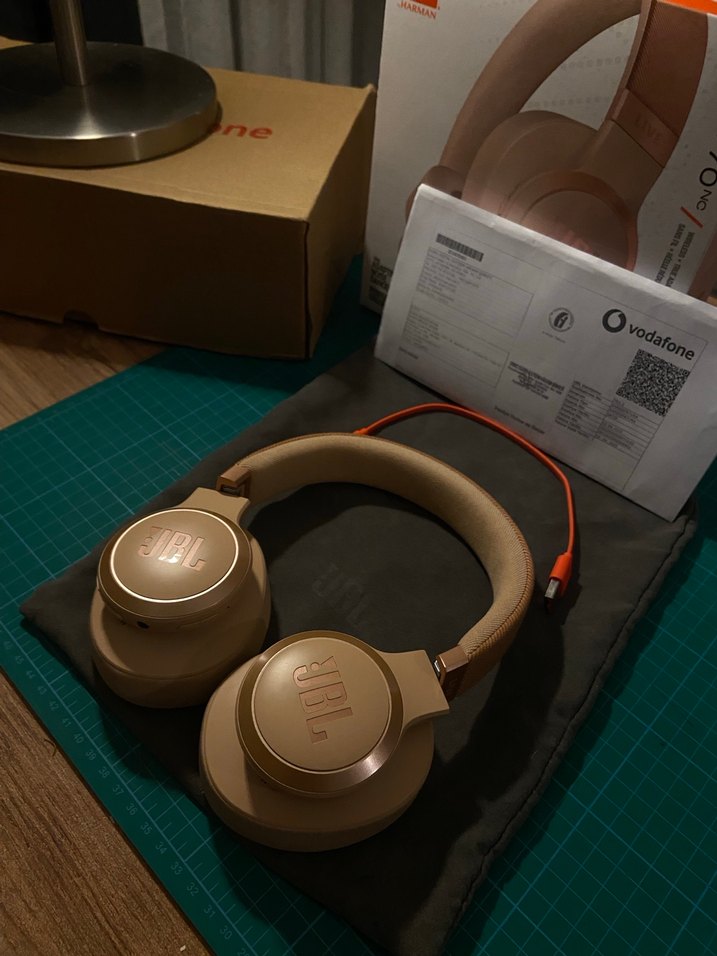 JBL Live 770NC Bluetooth Kulaküstü Kulaklık - Görsel 2