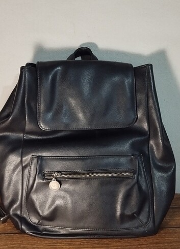 Siyah deri sırt çantası