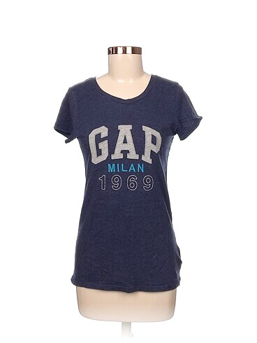 Gap T-shirt %70 İndirimli.