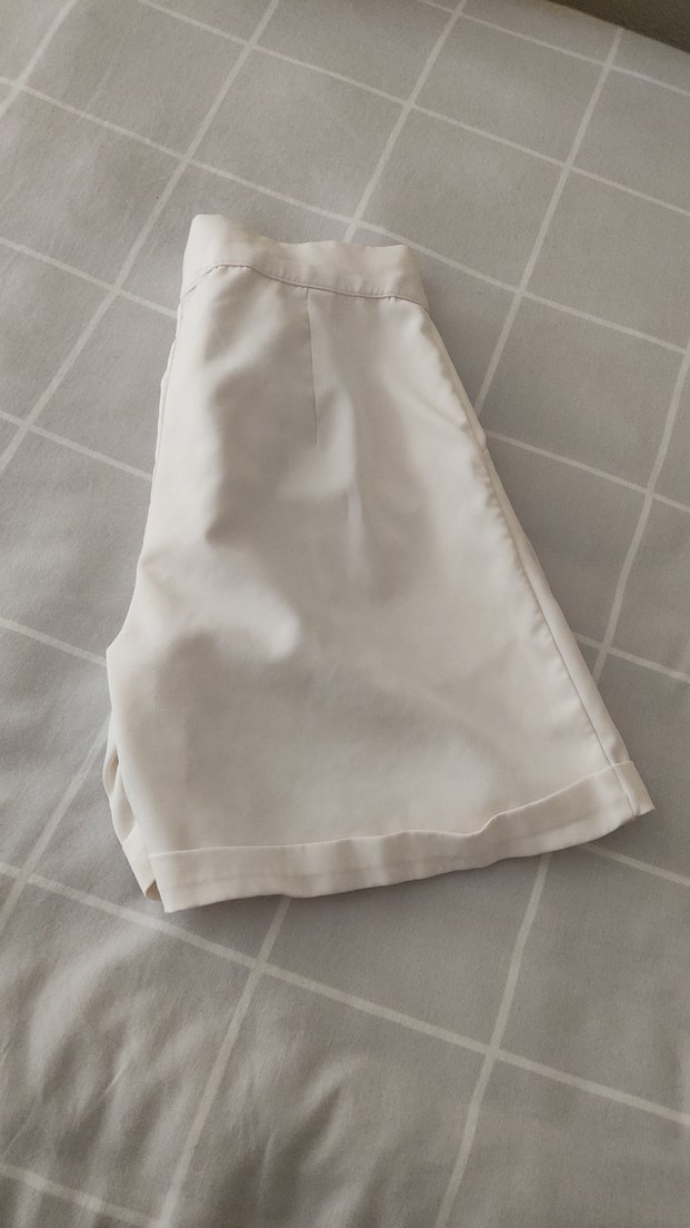 Beyaz Mini Salaş Saten Şort - Görsel 2