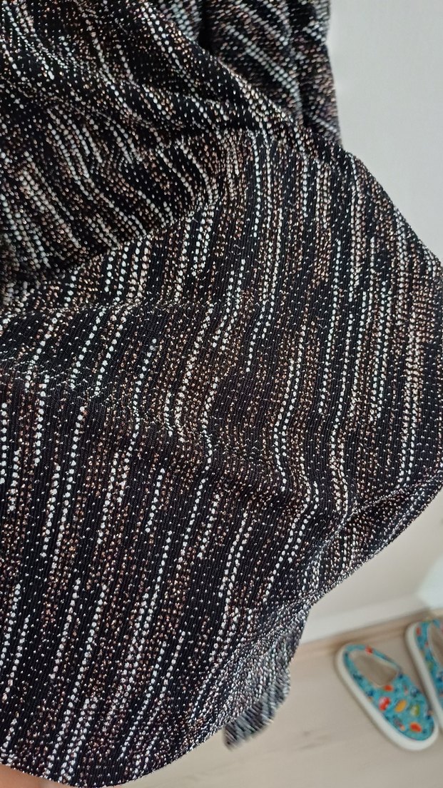 Kolsuz Siyah Piliseli Midi Elbise - Görsel 4