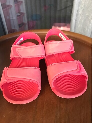 26 Beden kırmızı Renk Adidas 26 no sandalet