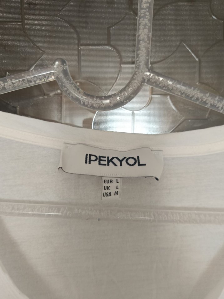 Beyaz V Yaka Kısa Kollu Kadın Tişört - Görsel 3