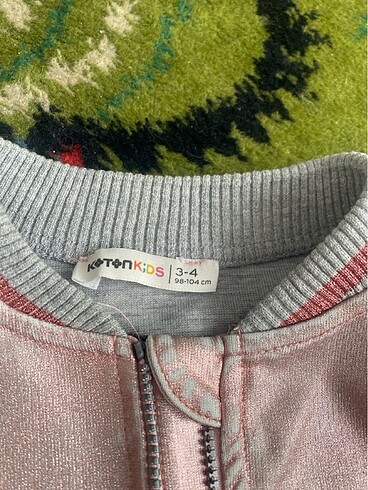 Koton Kids Sağlam solmalar modelinde mevcut ince unicorn desenli ceket