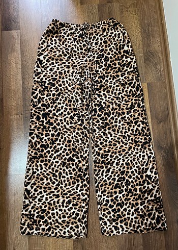 Stradivarius Leopar Desenli Kadın Bol Kumaş Pantolon