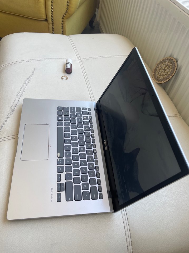 Beyaz ASUS Laptop - Görsel 3