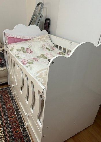 Belis Beyaz Ahşap Bebek Beşiği