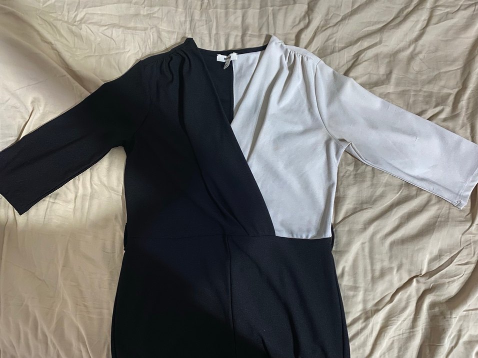 Siyah Beyaz V Yaka Drapeli Tulum - Görsel 4