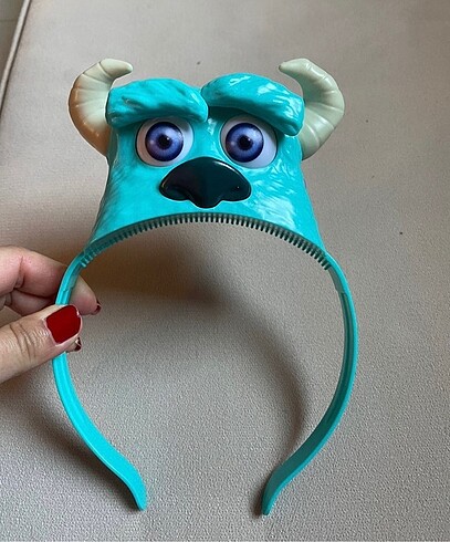 Pilli, kaşları hareketli, ışıkkı taç