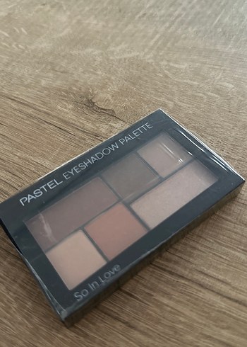 Beden Pastel Tonlarda Bej Göz Farı Paleti