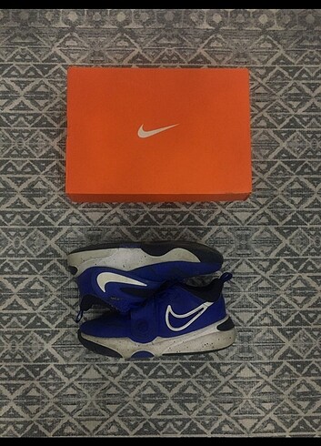 Nike Team Hustle 