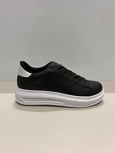 Diğer Yeni Sezon Siyah Sneaker ? Minimal ve Modern Tasarım