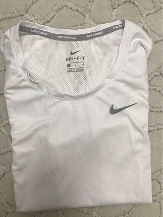 Nike sporcu tişörtü
