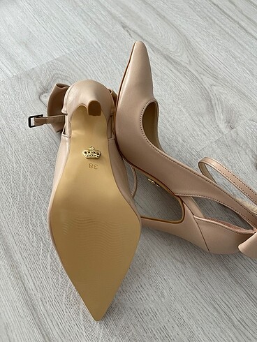38 Beden ten rengi Renk Fiyonk detaylı stiletto