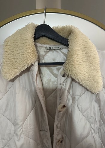 Bej Düğmeli Midi Yakası Peluş Kadın Kapitone Mont - Görsel 3