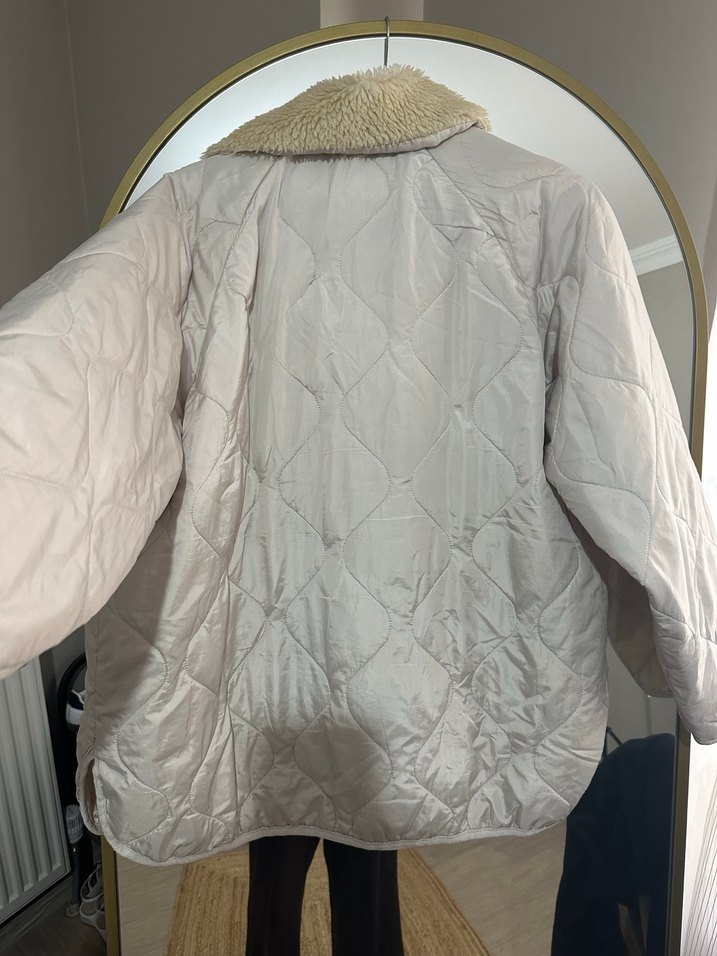 Bej Düğmeli Midi Yakası Peluş Kadın Kapitone Mont - Görsel 4