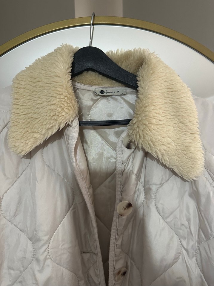 Bej Düğmeli Midi Yakası Peluş Kadın Kapitone Mont - Görsel 3