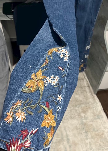 Nakışlı Kemer Detaylı Midi Kot Pantolon - Görsel 3