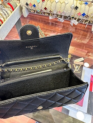Beden Chanel wallet on chain