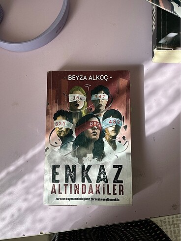 Enkaz Altındakiler