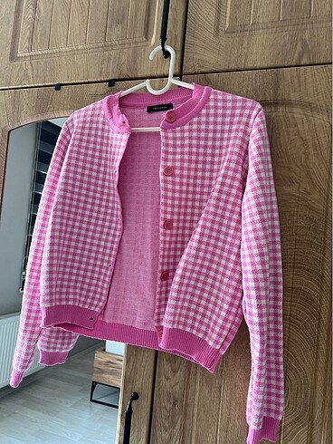 Pembe pötikare jakarlı triko hırka