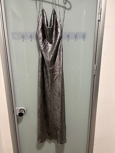 Zara metalik sırtı açık elbise