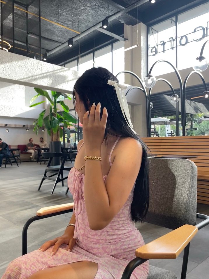 pembe çiçekli yırtmaçlı elbise - Görsel 4